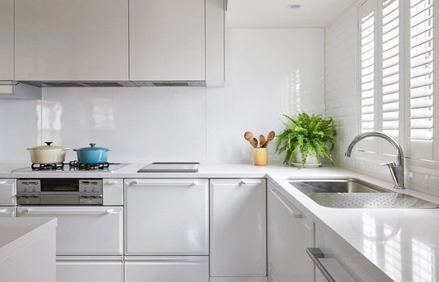 Nhà bếp sơn màu trắng dễ lau chùi